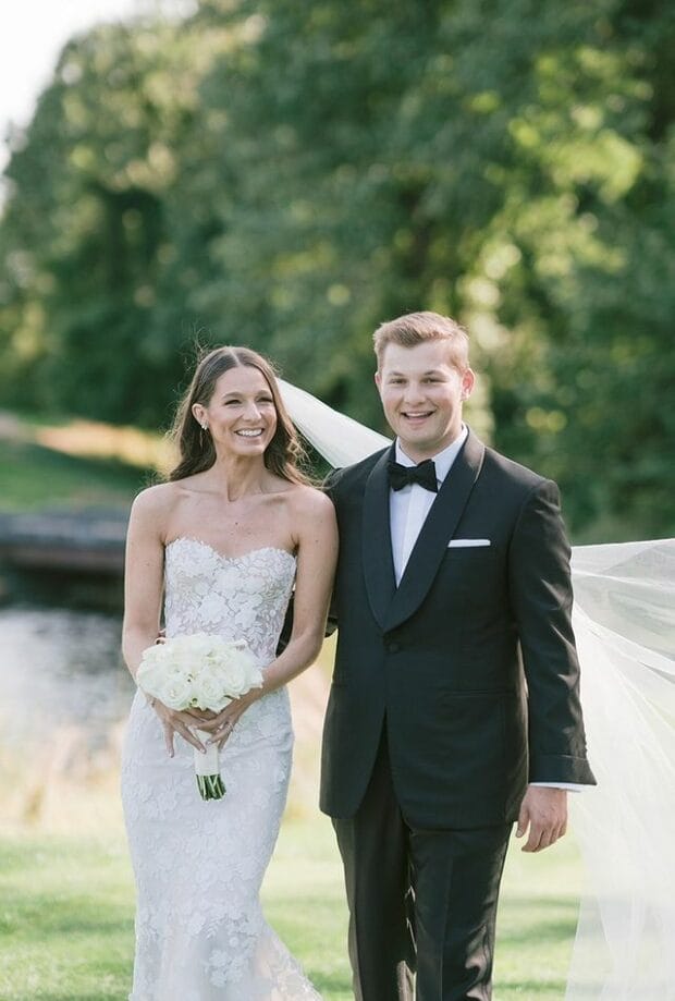 כלת ורונה סטרפלס עם פרח