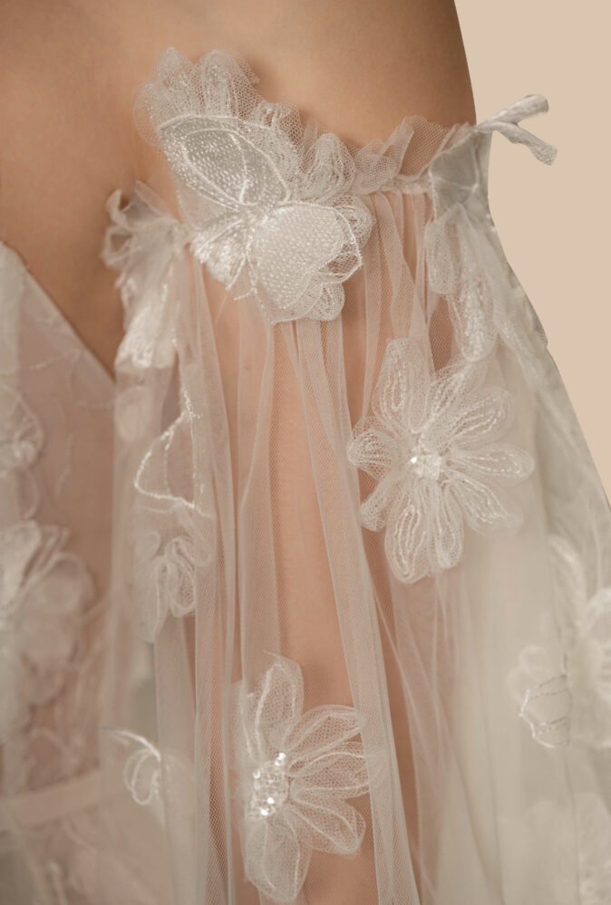 Detachable detailed cuffs and ruffled tulle element
